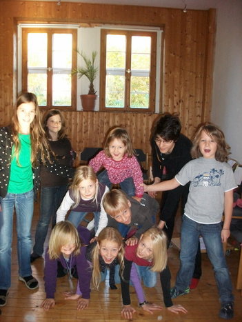 24.Kunststuecke_beim_Pyramiden_bau.jpg