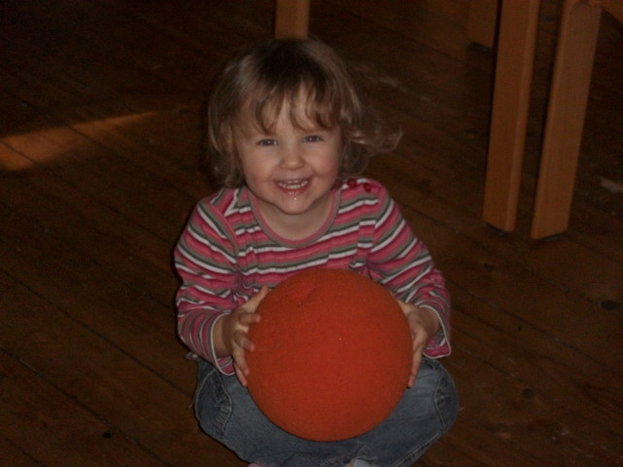 22.Lydia_mit_grossem_Ball.jpg