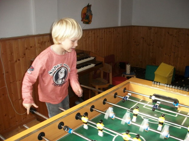 23.Till_beim_Kickern_ganz_konzentriert.jpg