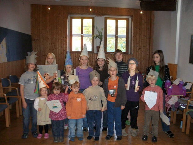 17.alle_mit_ihren_gebastelten_Sachen.jpg